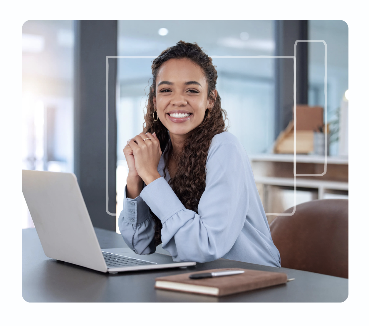 Femme souriante avec ordinateur portable